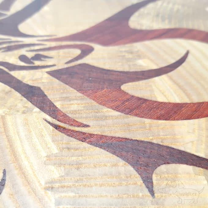 Prkénko jelen - příčné vykládané (inlaid end grain) jasan padouk 35x28x4cm