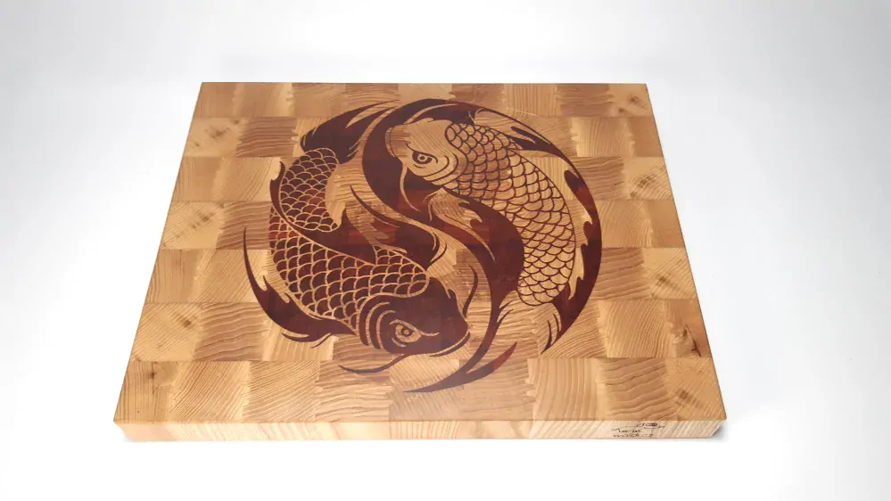 Prkénko yin yang ryby - příčné vykládané (inlaid end grain) jasan padouk 35x28x3cm