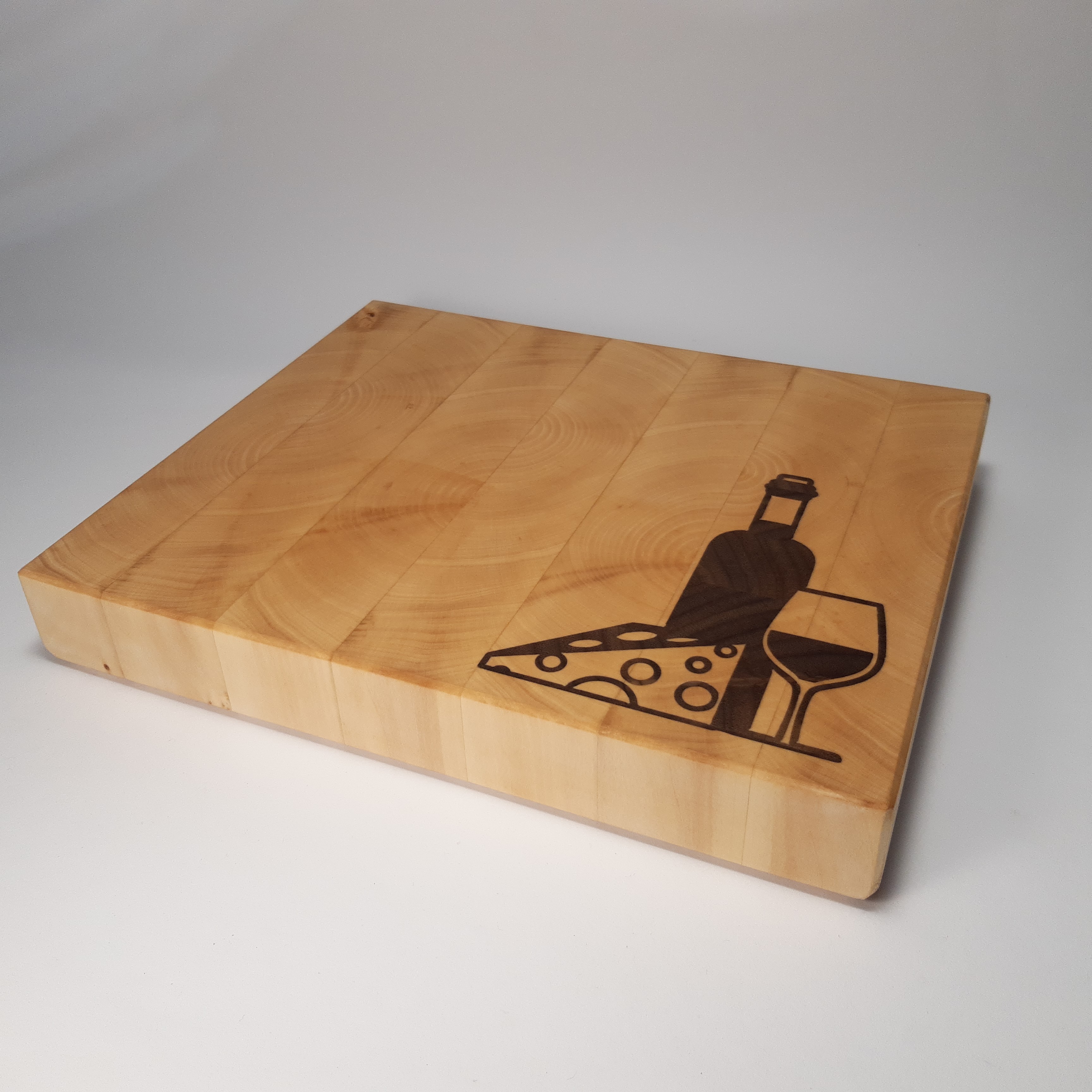 Prkénko víno a sýr - příčně skládané (inlaid end grain) buk a ořech 28x23x4 cm