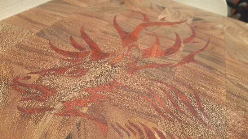 Prkénko jelen- příčně skládané (inlaid end grain) saman a padouk 40x25x4 cm