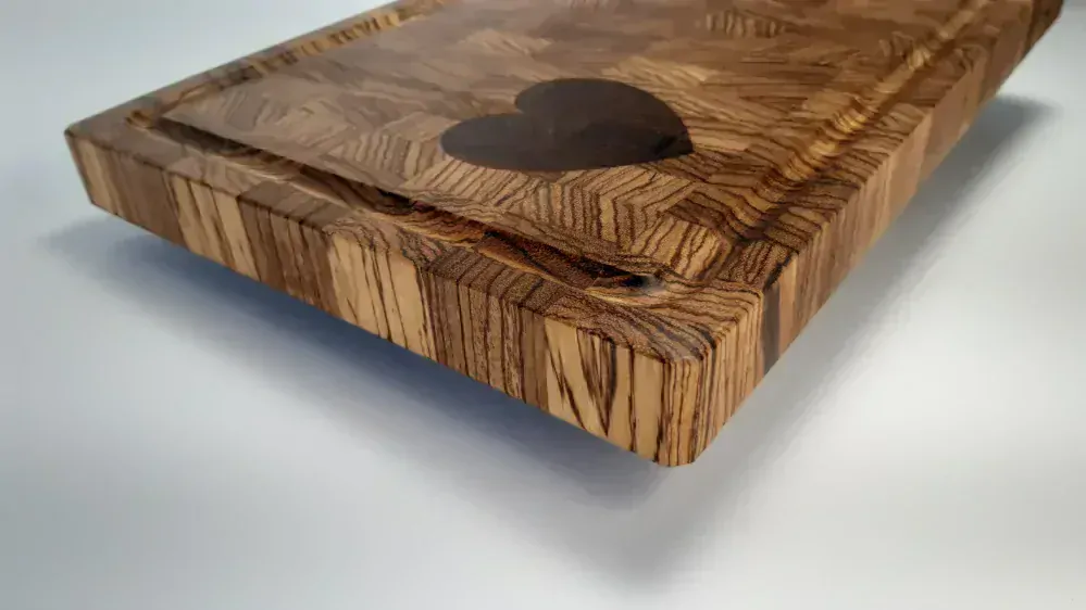 Prkénko srdce - příčně skládané (inlaid end grain) zebrano a wenge 40x26x3 cm