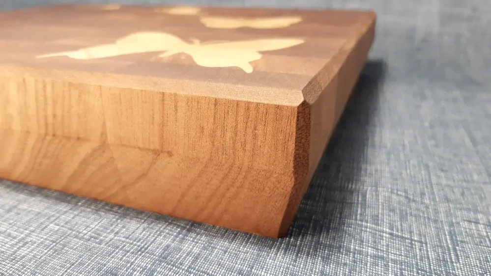 Prkénko motýli - příčně skládané (inlaid end grain) mahagon a jasan 32x25x5 cm