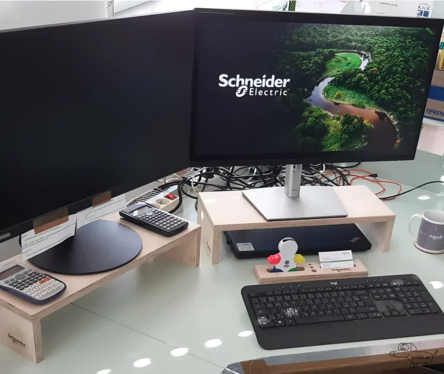 podstavec pod monitor