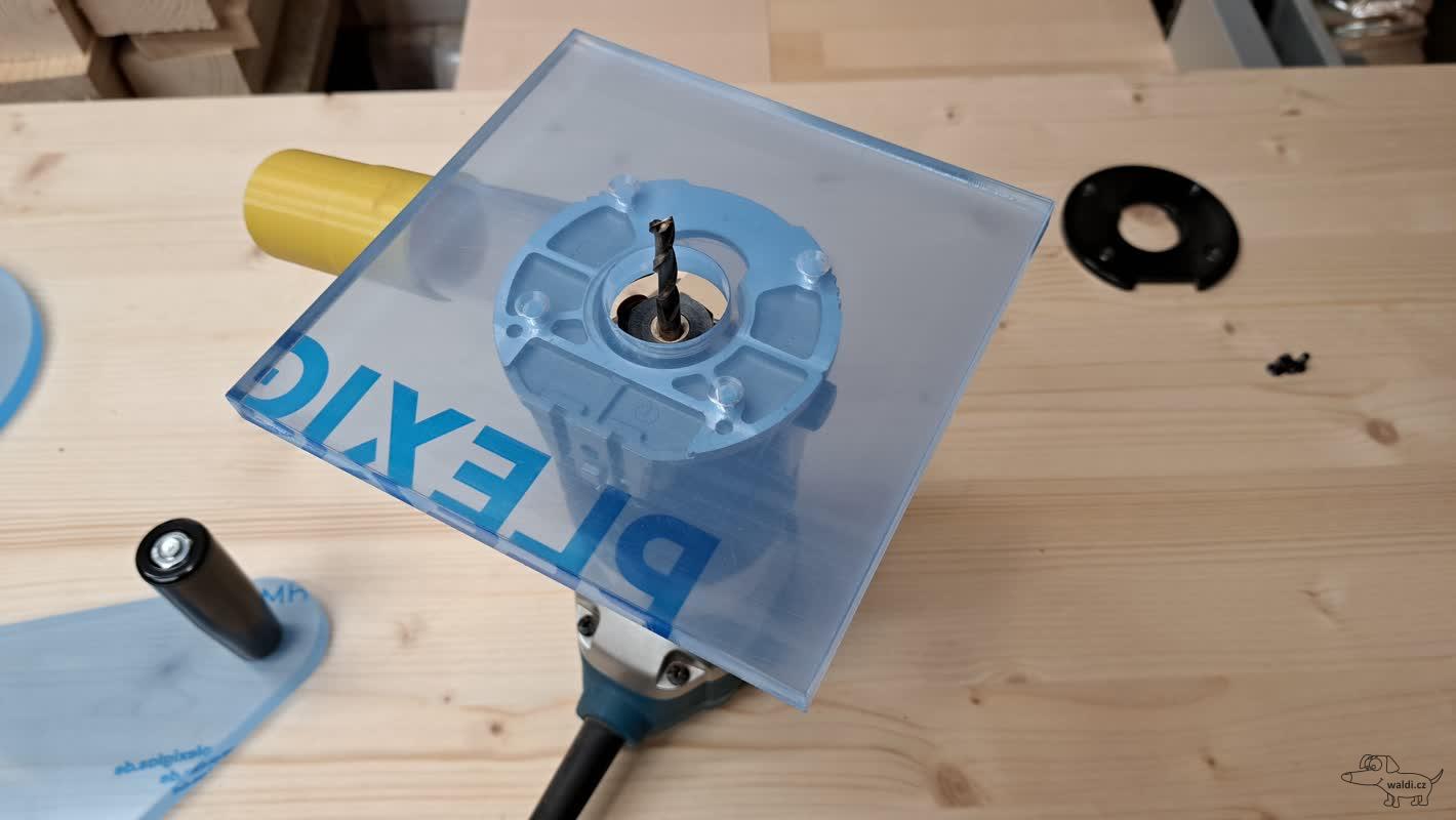Základna Makita RT0700C čtverec 150 x 150 mm