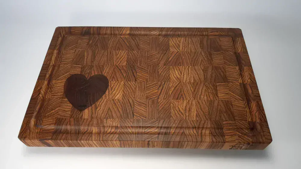 Prkénko srdce - příčně skládané (inlaid end grain) zebrano a wenge 40x26x3 cm