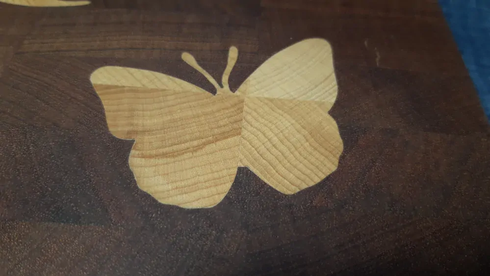 Prkénko motýli - příčně skládané (inlaid end grain) mahagon a jasan 32x25x5 cm