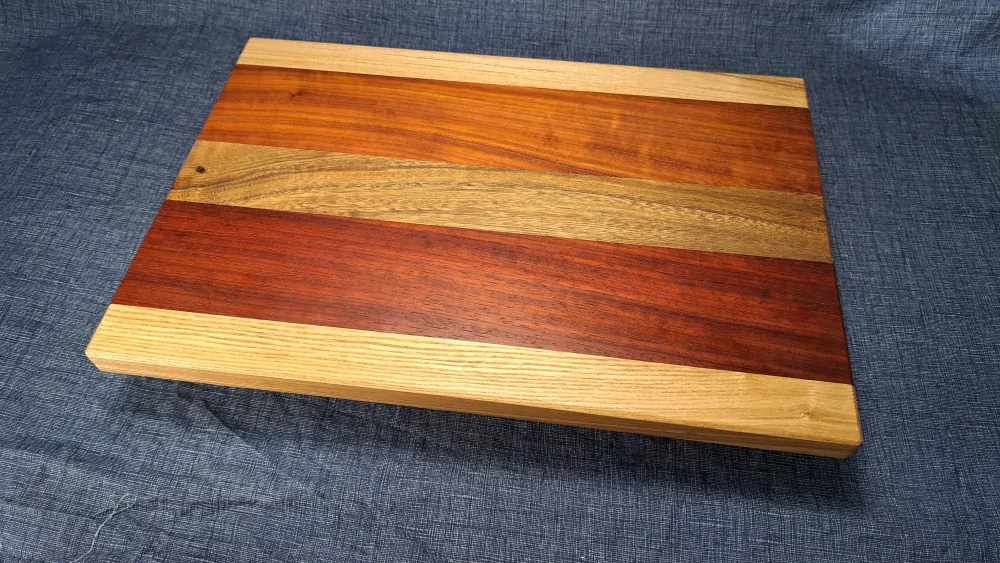 Prkénko - podélné (edge grain) jasan padouk saman 40x27cm