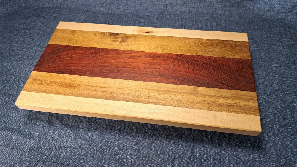 Prkénko - podélné (edge grain) buk saman padouk 43x23cm