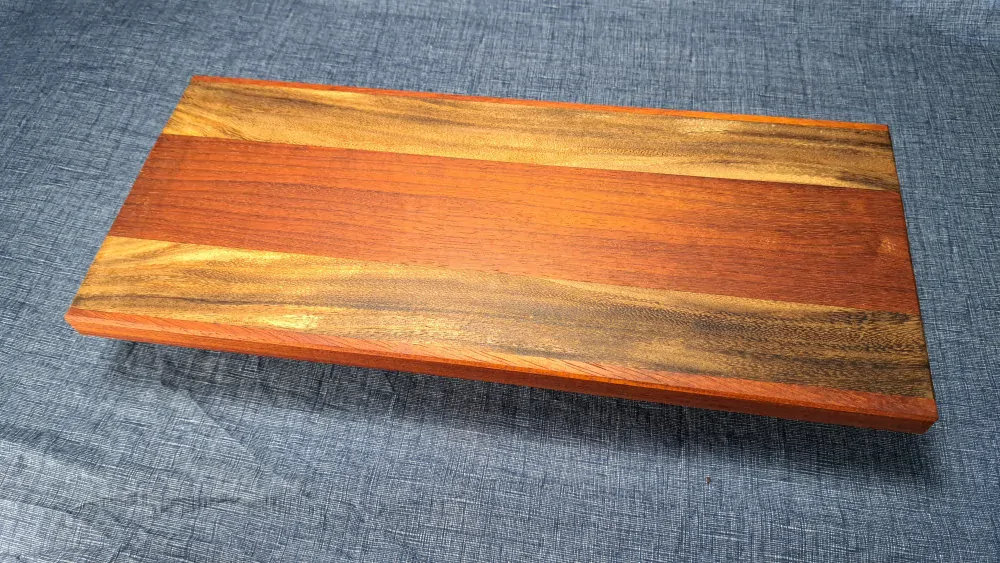 Prkénko - podélné (edge grain) saman padouk 42x18cm