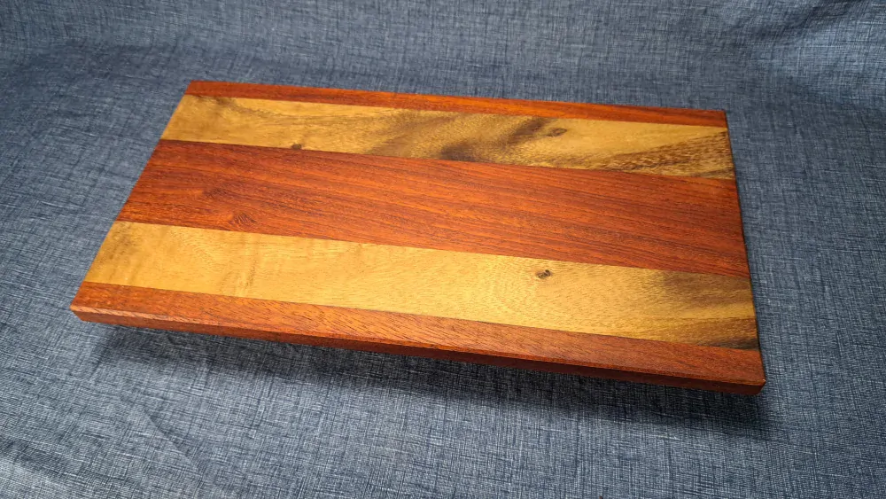 Prkénko - podélné (edge grain) saman padouk 40x21cm