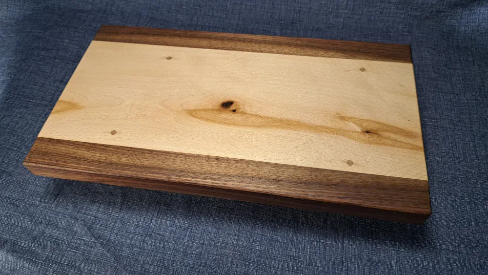 Prkénko - podélné (edge grain) javor ořech 38x21cm