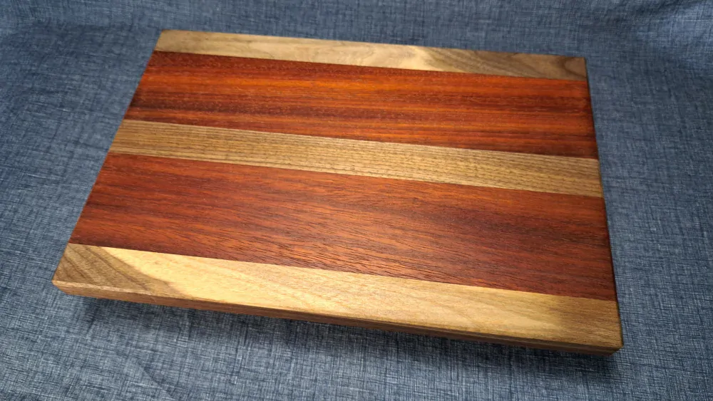 Prkénko - podélné (edge grain) ořech padouk 37x25cm