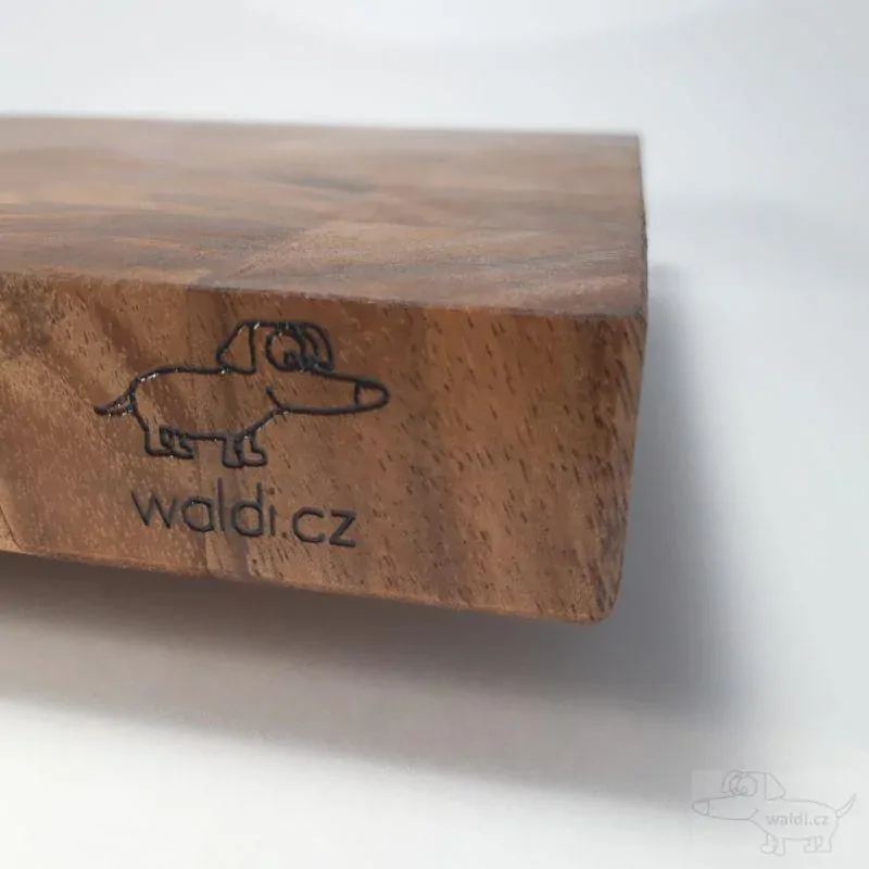 Prkénko jelen- příčně skládané (inlaid end grain) saman a padouk 40x25x4 cm
