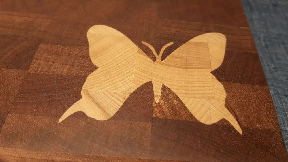 Prkénko motýli - příčně skládané (inlaid end grain) mahagon a jasan 32x25x5 cm