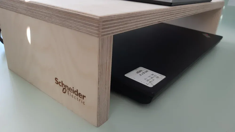 podstavec pod monitor