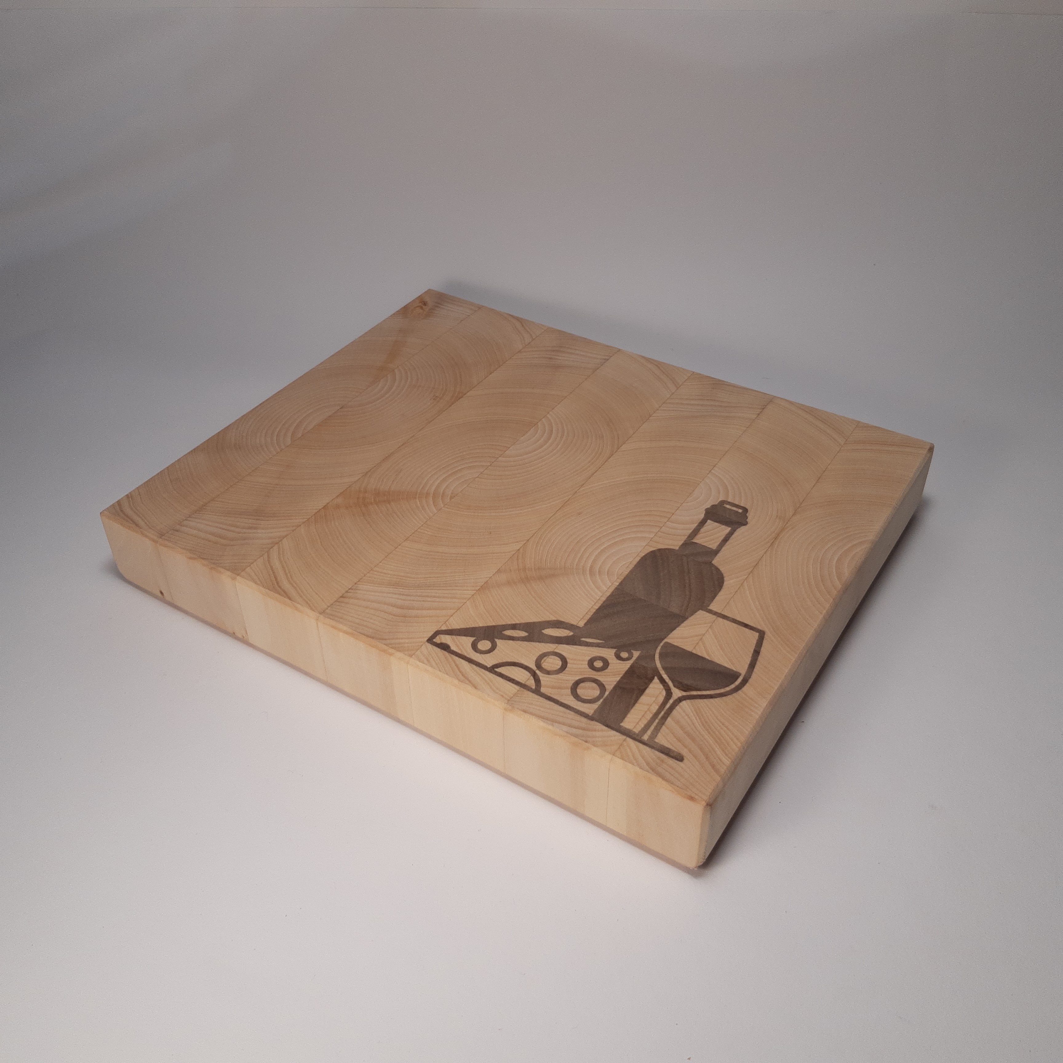 Prkénko víno a sýr - příčně skládané (inlaid end grain) buk a ořech 28x23x4 cm