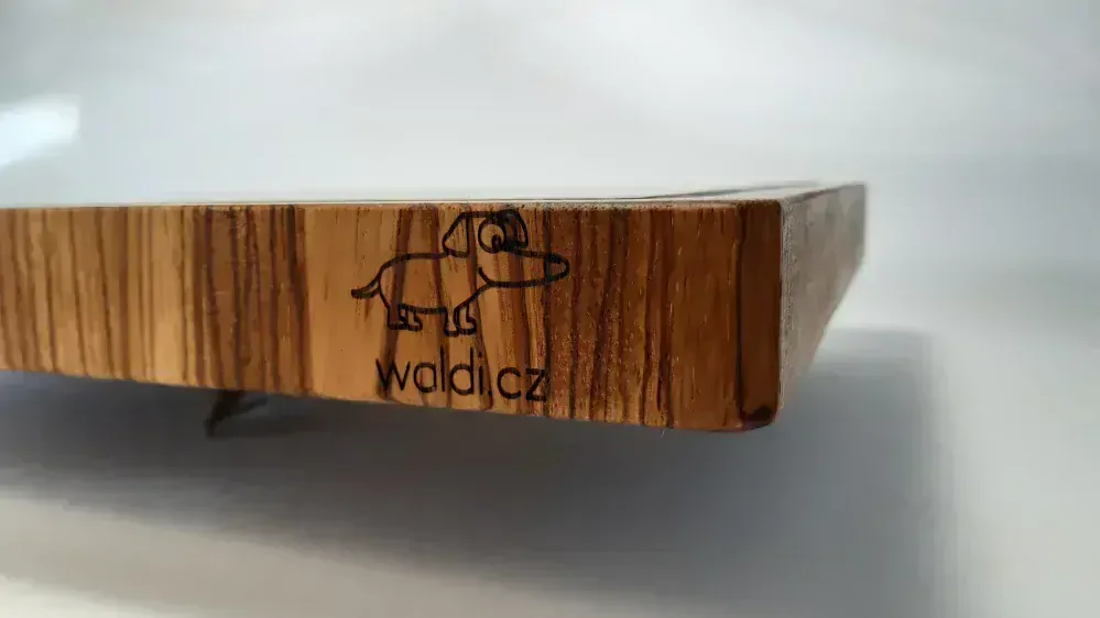 Prkénko srdce - příčně skládané (inlaid end grain) zebrano a wenge 40x26x3 cm
