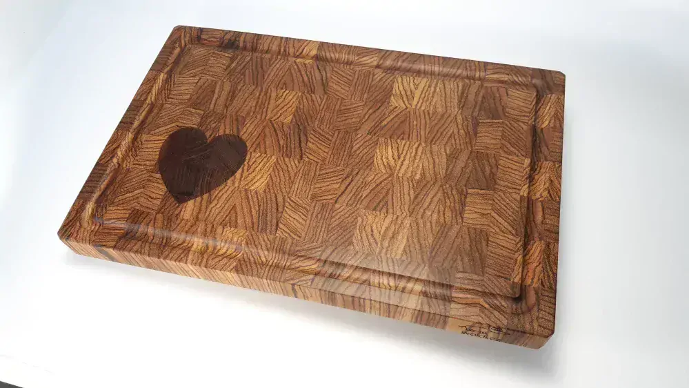 Prkénko srdce - příčně skládané (inlaid end grain) zebrano a wenge 40x26x3 cm